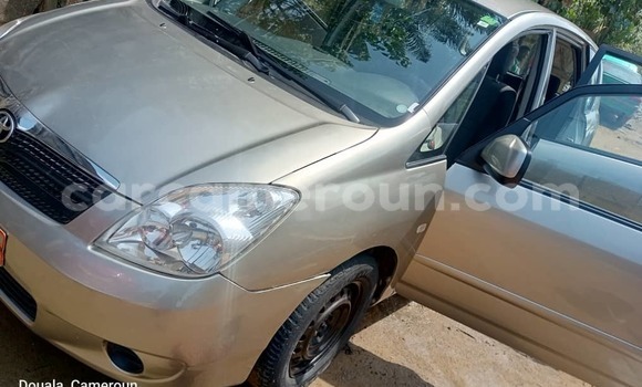 Sayi Na hannu Toyota Corolla Verso Azurfa Mota in Douala a Ƙasar Kamaru Sayi Na hannu Toyota Corolla Verso Azurfa Mota in Douala a Ƙasar Kamaru