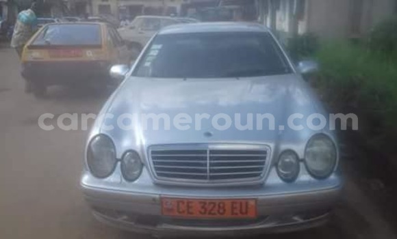 Sayi Na hannu Mercedes‒Benz E–Class Azurfa Mota in Yaounde a Babban Kamaru