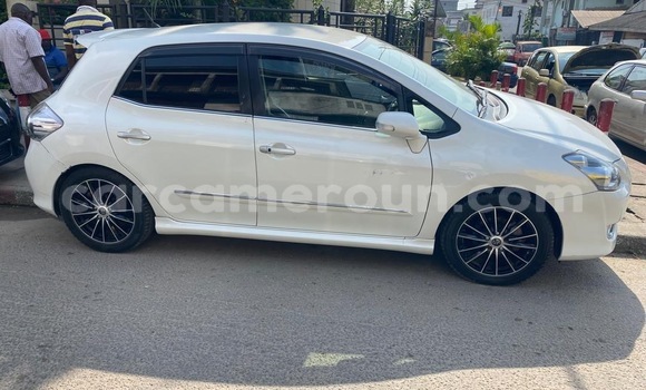 Sayi Sabo Toyota Blade White Mota in Douala a Ƙasar Kamaru