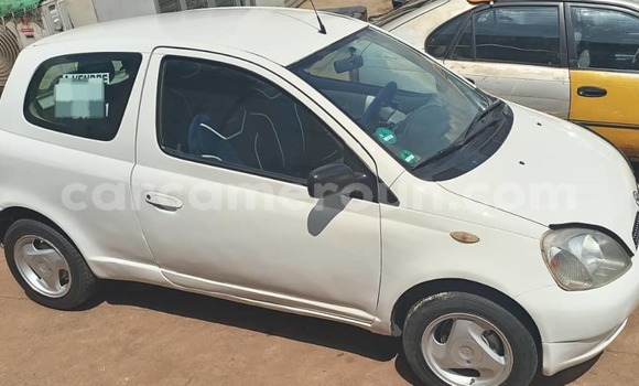Sayi Na hannu Toyota Yaris White Mota in Yaounde a Babban Kamaru