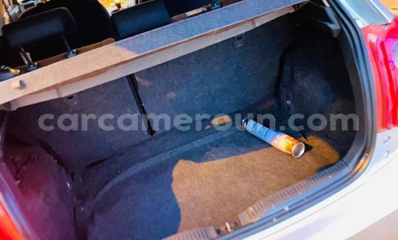 Sayi Na hannu Toyota Auris Azurfa Mota in Yaounde a Babban Kamaru Sayi Na hannu Toyota Auris Azurfa Mota in Yaounde a Babban Kamaru