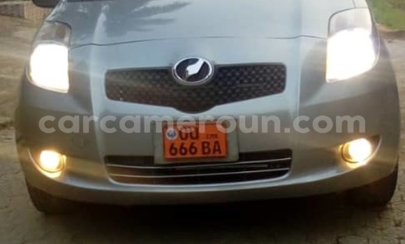 Sayi Na hannu Toyota Vitz Azurfa Mota in Douala a Ƙasar Kamaru