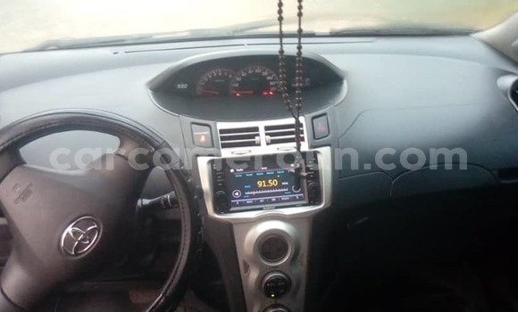 Sayi Na hannu Toyota Vitz Azurfa Mota in Douala a Ƙasar Kamaru Sayi Na hannu Toyota Vitz Azurfa Mota in Douala a Ƙasar Kamaru