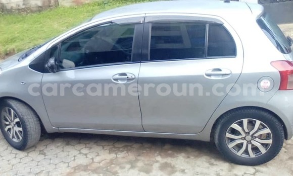 Sayi Na hannu Toyota Vitz Azurfa Mota in Douala a Ƙasar Kamaru Sayi Na hannu Toyota Vitz Azurfa Mota in Douala a Ƙasar Kamaru