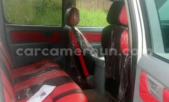 Sayi Na hannu Toyota Hilux White Mota in Yaounde a Babban Kamaru Sayi Na hannu Toyota Hilux White Mota in Yaounde a Babban Kamaru