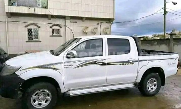 Sayi Na hannu Toyota Hilux White Mota in Yaounde a Babban Kamaru Sayi Na hannu Toyota Hilux White Mota in Yaounde a Babban Kamaru