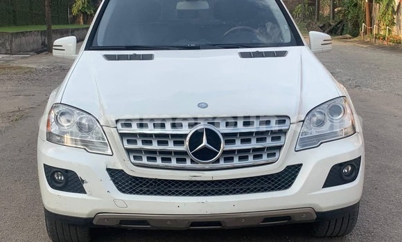 Sayi Imported Mercedes‒Benz ML–Class White Mota in Douala a Ƙasar Kamaru