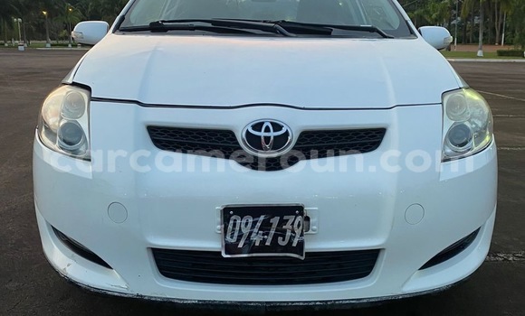 Sayi Imported Toyota Auris White Mota in Douala a Ƙasar Kamaru