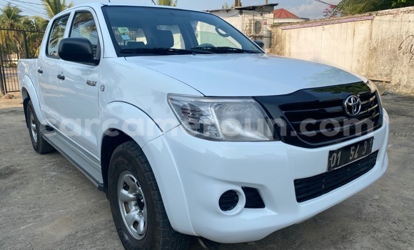 Sayi Imported Toyota Hilux White Mota in Douala a Ƙasar Kamaru