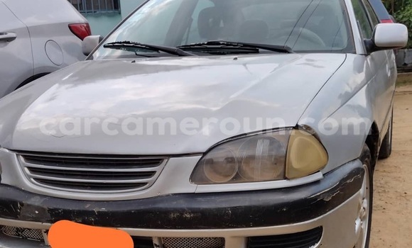 Sayi Na hannu Toyota Avensis Azurfa Mota in Douala a Ƙasar Kamaru