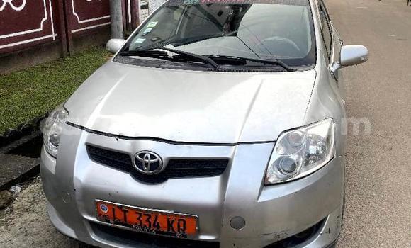 Sayi Na hannu Toyota Auris Azurfa Mota in Douala a Ƙasar Kamaru