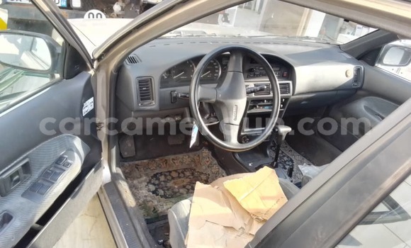 Sayi Na hannu Toyota Corolla Azurfa Mota in Douala a Ƙasar Kamaru