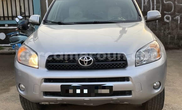 Sayi Na hannu Toyota RAV4 Azurfa Mota in Douala a Ƙasar Kamaru