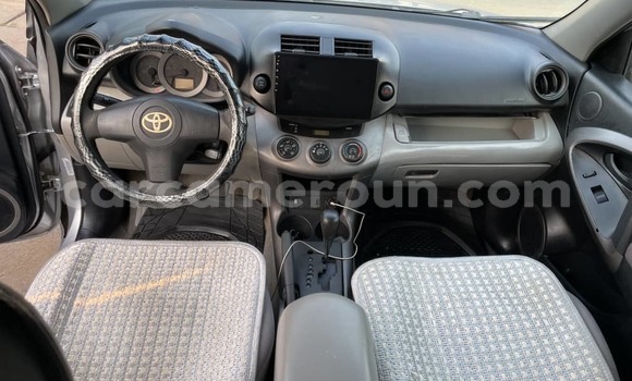 Sayi Na hannu Toyota RAV4 Azurfa Mota in Douala a Ƙasar Kamaru Sayi Na hannu Toyota RAV4 Azurfa Mota in Douala a Ƙasar Kamaru