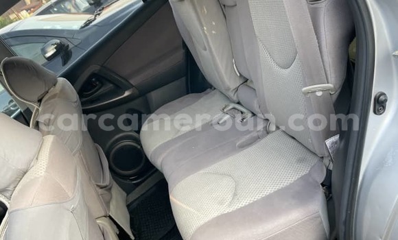 Sayi Na hannu Toyota RAV4 Azurfa Mota in Douala a Ƙasar Kamaru Sayi Na hannu Toyota RAV4 Azurfa Mota in Douala a Ƙasar Kamaru