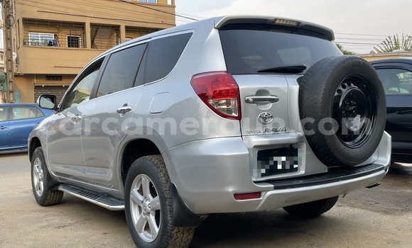 Sayi Na hannu Toyota RAV4 Azurfa Mota in Douala a Ƙasar Kamaru Sayi Na hannu Toyota RAV4 Azurfa Mota in Douala a Ƙasar Kamaru