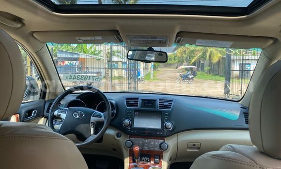 Sayi Na hannu Toyota Highlander White Mota in Douala a Ƙasar Kamaru Sayi Na hannu Toyota Highlander White Mota in Douala a Ƙasar Kamaru