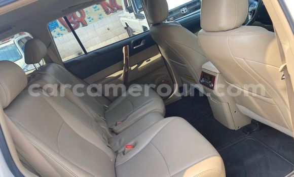 Sayi Na hannu Toyota Highlander White Mota in Douala a Ƙasar Kamaru Sayi Na hannu Toyota Highlander White Mota in Douala a Ƙasar Kamaru