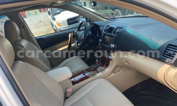 Sayi Na hannu Toyota Highlander White Mota in Douala a Ƙasar Kamaru Sayi Na hannu Toyota Highlander White Mota in Douala a Ƙasar Kamaru