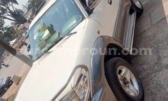 Sayi Na hannu Toyota Land Cruiser Prado White Mota in Yaounde a Babban Kamaru Sayi Na hannu Toyota Land Cruiser Prado White Mota in Yaounde a Babban Kamaru