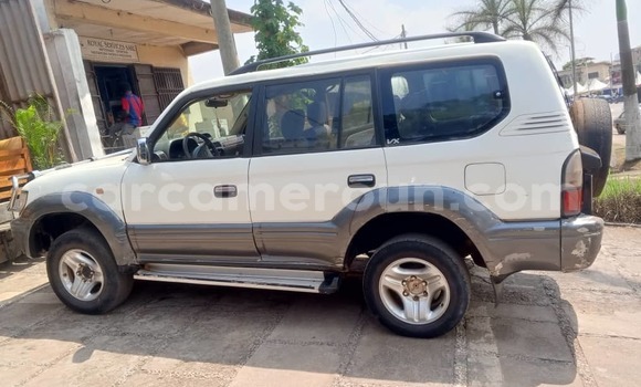 Sayi Na hannu Toyota Land Cruiser Prado White Mota in Yaounde a Babban Kamaru Sayi Na hannu Toyota Land Cruiser Prado White Mota in Yaounde a Babban Kamaru