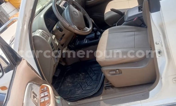 Sayi Na hannu Toyota Land Cruiser Prado White Mota in Yaounde a Babban Kamaru Sayi Na hannu Toyota Land Cruiser Prado White Mota in Yaounde a Babban Kamaru