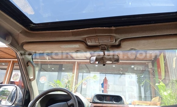 Sayi Na hannu Toyota Land Cruiser Prado White Mota in Yaounde a Babban Kamaru Sayi Na hannu Toyota Land Cruiser Prado White Mota in Yaounde a Babban Kamaru