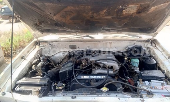 Sayi Na hannu Toyota Land Cruiser Prado White Mota in Yaounde a Babban Kamaru Sayi Na hannu Toyota Land Cruiser Prado White Mota in Yaounde a Babban Kamaru