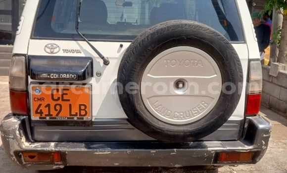 Sayi Na hannu Toyota Land Cruiser Prado White Mota in Yaounde a Babban Kamaru Sayi Na hannu Toyota Land Cruiser Prado White Mota in Yaounde a Babban Kamaru