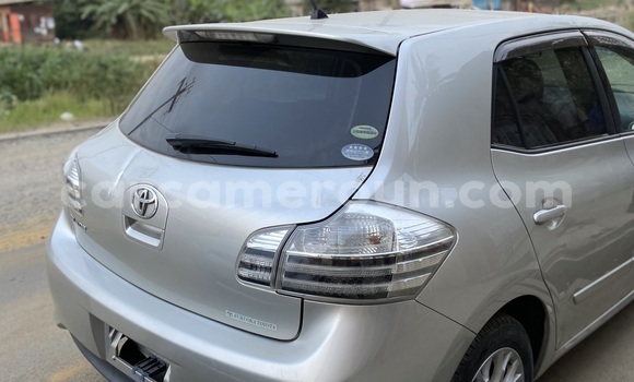 Sayi Imported Toyota Blade Azurfa Mota in Douala a Ƙasar Kamaru Sayi Imported Toyota Blade Azurfa Mota in Douala a Ƙasar Kamaru