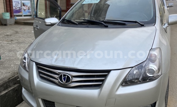 Sayi Imported Toyota Blade Azurfa Mota in Douala a Ƙasar Kamaru Sayi Imported Toyota Blade Azurfa Mota in Douala a Ƙasar Kamaru