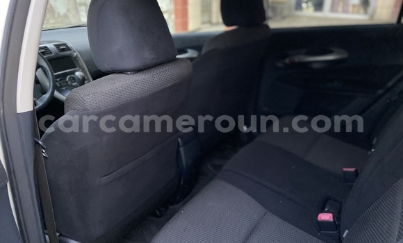 Sayi Imported Toyota Blade Azurfa Mota in Douala a Ƙasar Kamaru Sayi Imported Toyota Blade Azurfa Mota in Douala a Ƙasar Kamaru