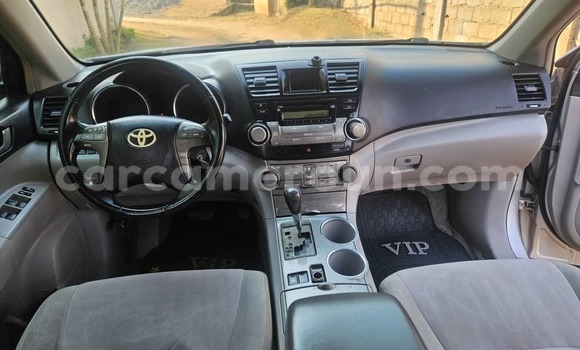 Buy Used Toyota Highlander Silver Car in Yaounde in Central Cameroon Buy Used Toyota Highlander Silver Car in Yaounde in Central Cameroon