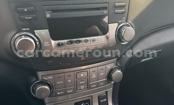 Sayi Na hannu Toyota Highlander Azurfa Mota in Douala a Ƙasar Kamaru Sayi Na hannu Toyota Highlander Azurfa Mota in Douala a Ƙasar Kamaru