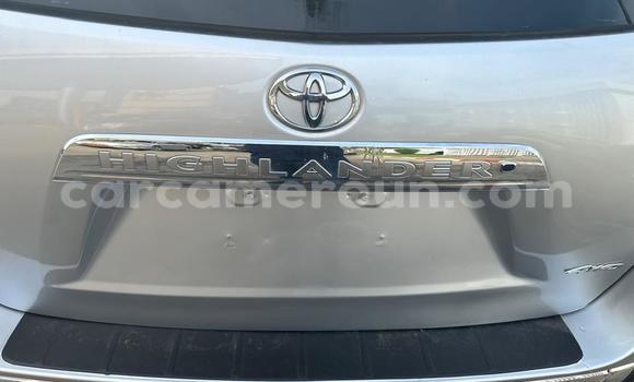 Sayi Na hannu Toyota Highlander Azurfa Mota in Douala a Ƙasar Kamaru Sayi Na hannu Toyota Highlander Azurfa Mota in Douala a Ƙasar Kamaru