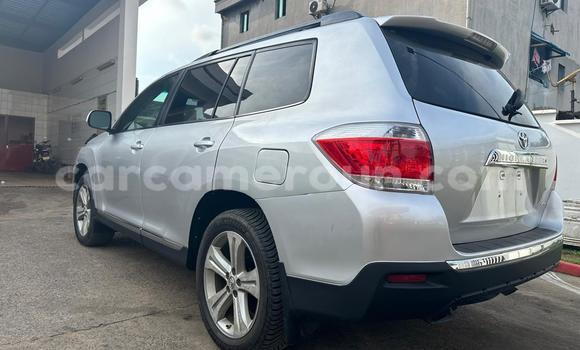 Sayi Na hannu Toyota Highlander Azurfa Mota in Douala a Ƙasar Kamaru Sayi Na hannu Toyota Highlander Azurfa Mota in Douala a Ƙasar Kamaru