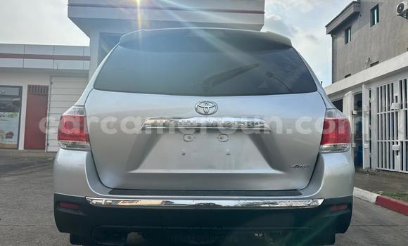 Sayi Na hannu Toyota Highlander Azurfa Mota in Douala a Ƙasar Kamaru Sayi Na hannu Toyota Highlander Azurfa Mota in Douala a Ƙasar Kamaru
