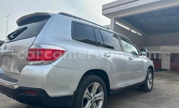 Sayi Na hannu Toyota Highlander Azurfa Mota in Douala a Ƙasar Kamaru Sayi Na hannu Toyota Highlander Azurfa Mota in Douala a Ƙasar Kamaru