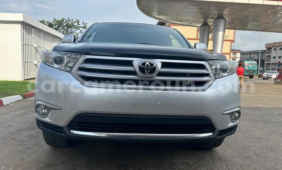 Sayi Na hannu Toyota Highlander Azurfa Mota in Douala a Ƙasar Kamaru Sayi Na hannu Toyota Highlander Azurfa Mota in Douala a Ƙasar Kamaru