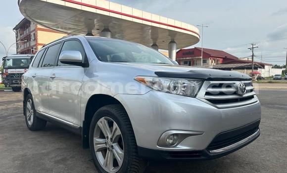 Sayi Na hannu Toyota Highlander Azurfa Mota in Douala a Ƙasar Kamaru Sayi Na hannu Toyota Highlander Azurfa Mota in Douala a Ƙasar Kamaru