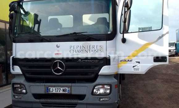 Sayi Imported Mercedes‒Benz Truck White Babbar mota in Douala a Ƙasar Kamaru