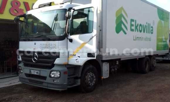 Sayi Imported Mercedes‒Benz Truck White Babbar mota in Douala a Ƙasar Kamaru Sayi Imported Mercedes‒Benz Truck White Babbar mota in Douala a Ƙasar Kamaru