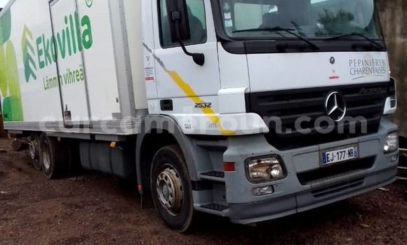 Sayi Imported Mercedes‒Benz Truck White Babbar mota in Douala a Ƙasar Kamaru Sayi Imported Mercedes‒Benz Truck White Babbar mota in Douala a Ƙasar Kamaru
