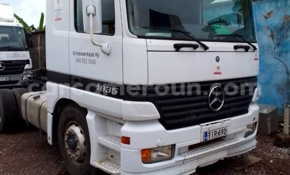 Sayi Imported Mercedes‒Benz 1840 White Babbar mota in Douala a Ƙasar Kamaru