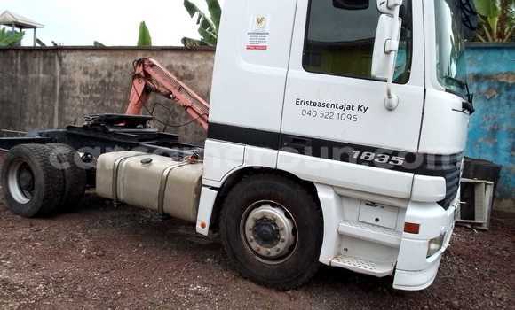 Sayi Imported Mercedes‒Benz 1840 White Babbar mota in Douala a Ƙasar Kamaru Sayi Imported Mercedes‒Benz 1840 White Babbar mota in Douala a Ƙasar Kamaru