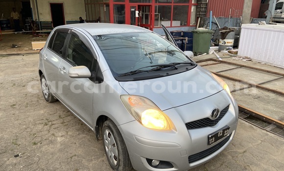 Sayi Imported Toyota Vitz Azurfa Mota in Douala a Ƙasar Kamaru Sayi Imported Toyota Vitz Azurfa Mota in Douala a Ƙasar Kamaru