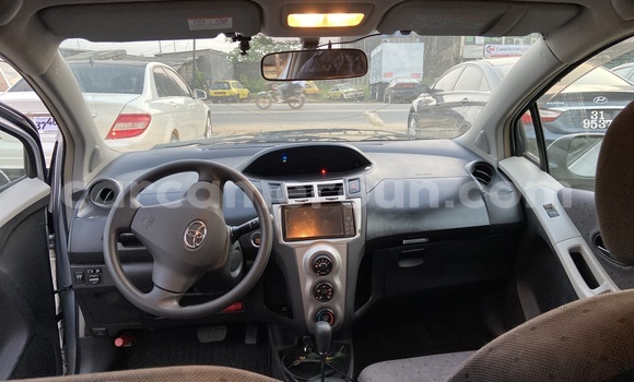 Sayi Imported Toyota Vitz Azurfa Mota in Douala a Ƙasar Kamaru Sayi Imported Toyota Vitz Azurfa Mota in Douala a Ƙasar Kamaru
