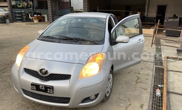 Sayi Imported Toyota Vitz Azurfa Mota in Douala a Ƙasar Kamaru Sayi Imported Toyota Vitz Azurfa Mota in Douala a Ƙasar Kamaru