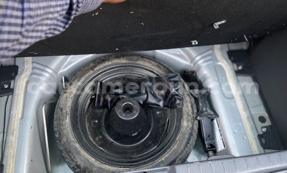 Sayi Imported Toyota Vitz Azurfa Mota in Douala a Ƙasar Kamaru Sayi Imported Toyota Vitz Azurfa Mota in Douala a Ƙasar Kamaru