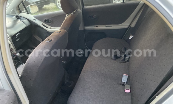 Sayi Imported Toyota Vitz Azurfa Mota in Douala a Ƙasar Kamaru Sayi Imported Toyota Vitz Azurfa Mota in Douala a Ƙasar Kamaru